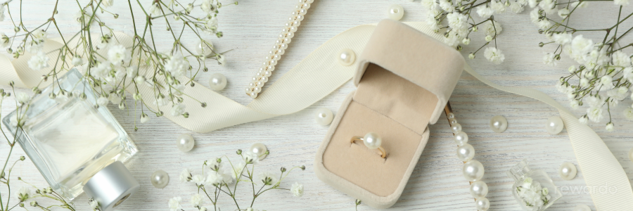 Schmuck auf einem mit Blüten bedeckten Tisch