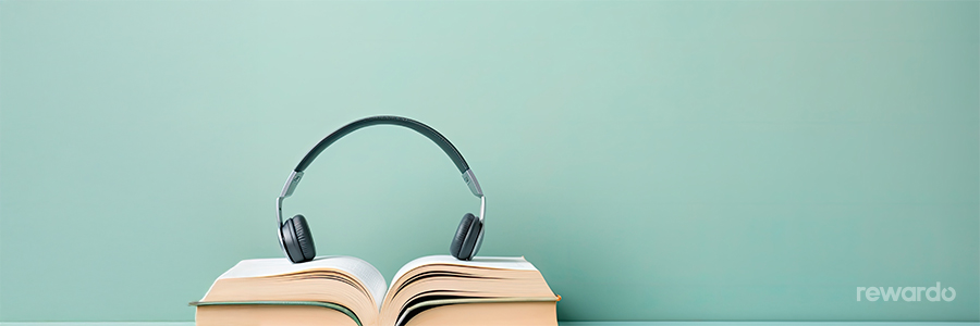 Kopfhörer auf einem aufgeschlagenem Buch