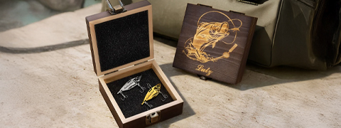 Das perfekte Geschenk für Angler: Personalisiertes Köder-Set in der Holzbox bei Callie
